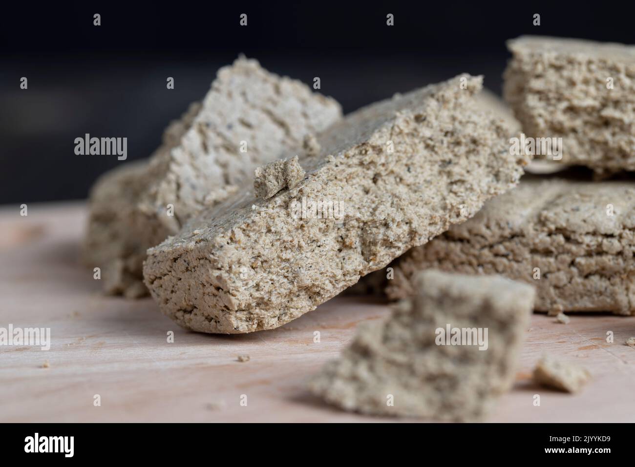 Halva de tournesol en morceaux, morceaux de bonbons de halva sur un panneau en bois Banque D'Images