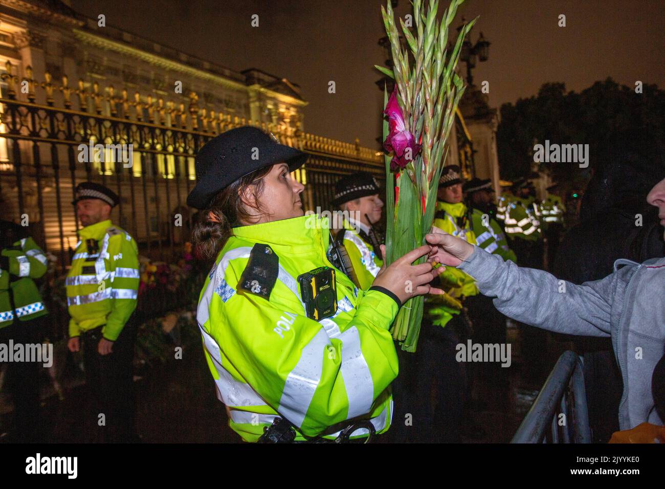 LONDRES, ANGLETERRE - SEPTEMBRE 08: Les membres du public commencent à se rassembler à l'extérieur de Buckingham Palace pour déposer des fleurs et rendre hommage après la mort aujourd'hui de la reine Elizabeth, crédit: Horst A. Friedrichs Alay Live News Banque D'Images