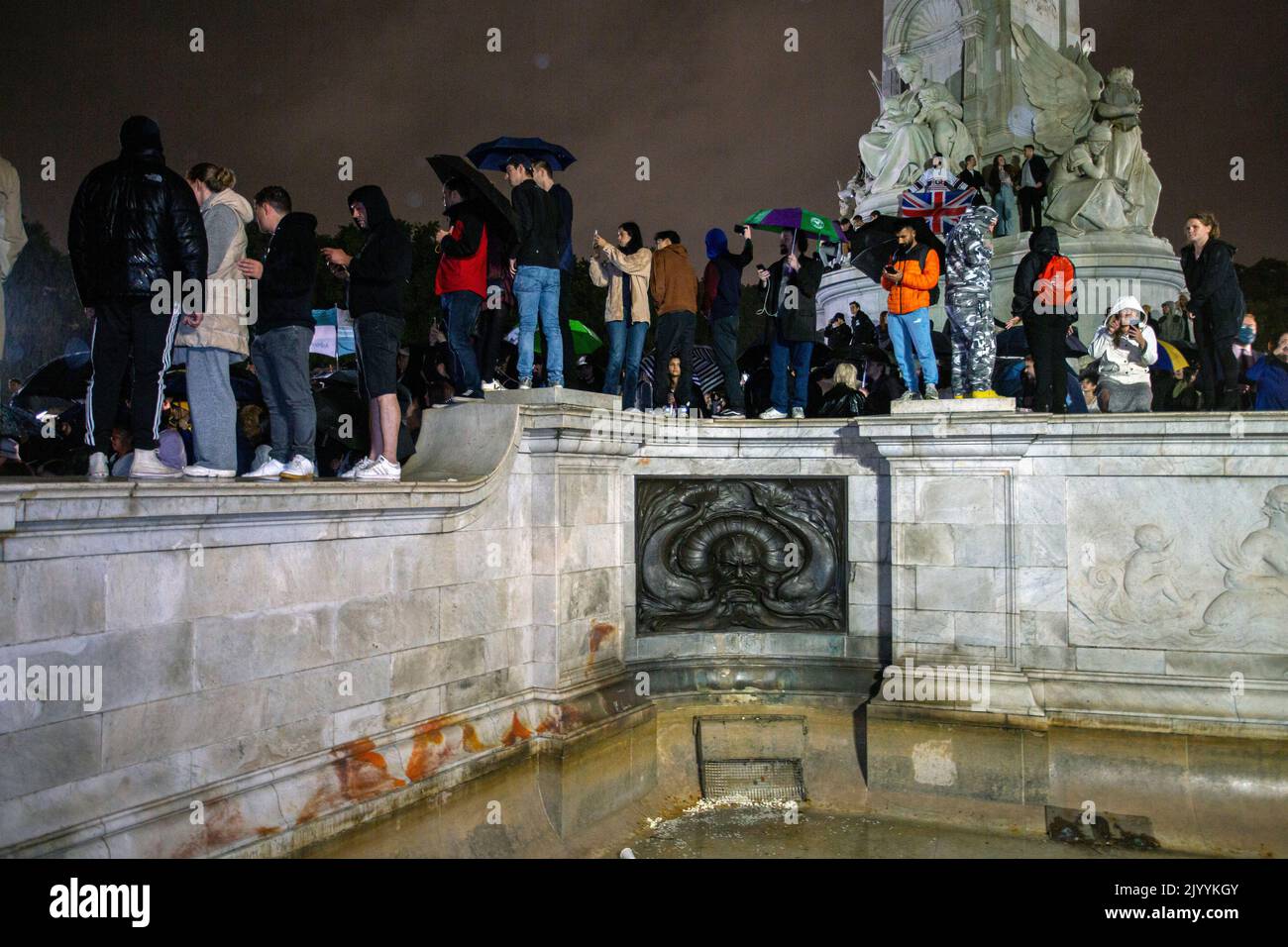 LONDRES, ANGLETERRE - SEPTEMBRE 08: Des foules se rassemblent sur le Victoria Memorial en face de Buckingham Palace après la mort aujourd'hui de la reine Elizabeth II, crédit: Horst A. Friedrichs Alay Live News Banque D'Images