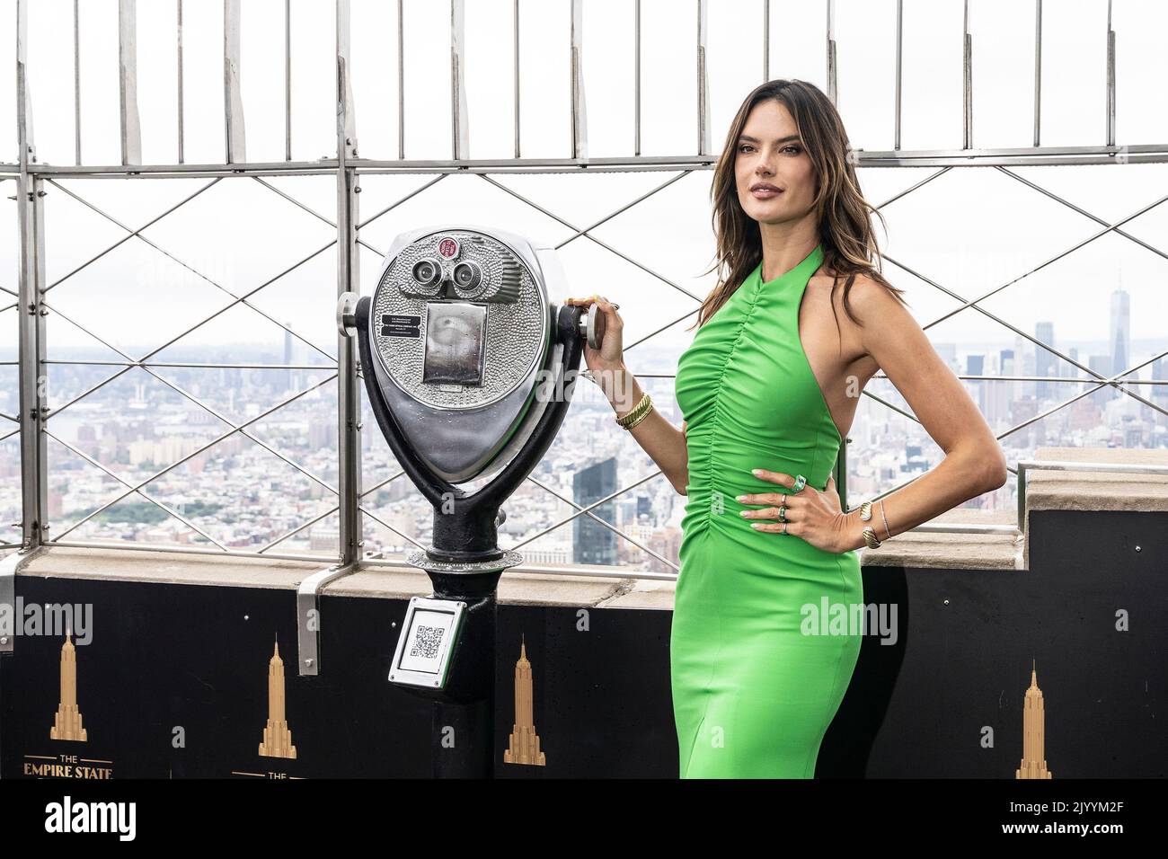 New York, New York, États-Unis. 7th septembre 2022. Alessandra Ambrosio  portant une robe d'Alexandre mcqeen et des chaussures de la Femme visite  l'Empire State Building pour célébrer le jour de l'indépendance du