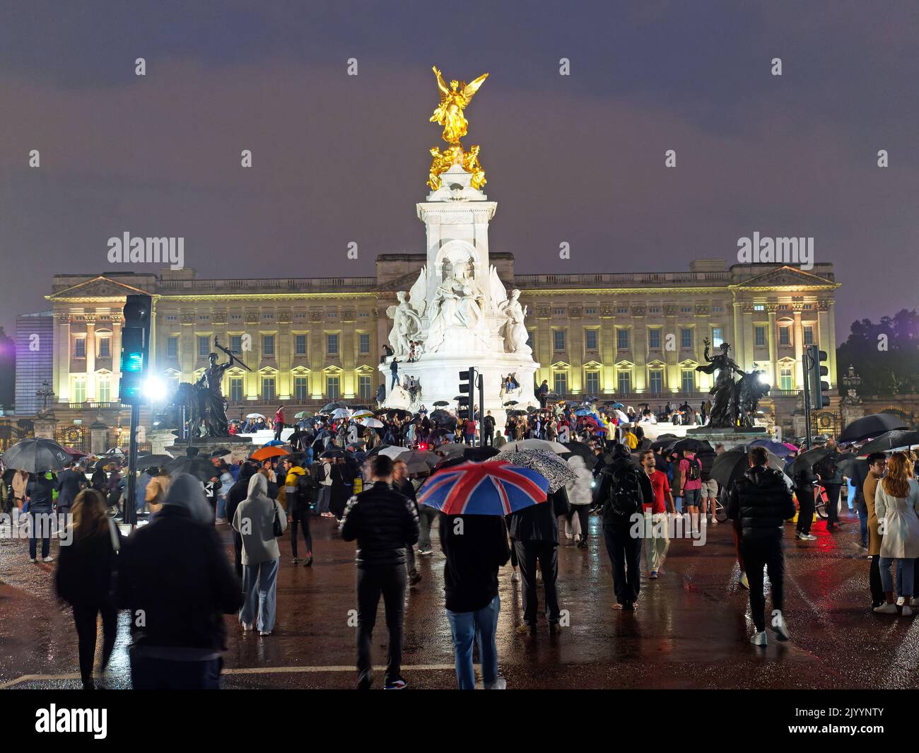 Vue sur les foules qui se rassemblent sous la pluie sur le Mall devant Buckingham Palace après la mort de la reine Elizabeth II le 8 septembre 2022 Banque D'Images