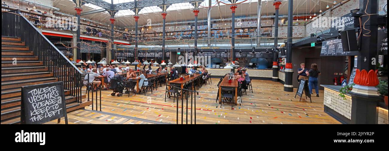 Intérieur de Mackie Mayor, tables de salle à manger communes, aire de restauration informelle, Smithfield Market Hall, 1 Eagle St, Manchester M4 5BU Banque D'Images