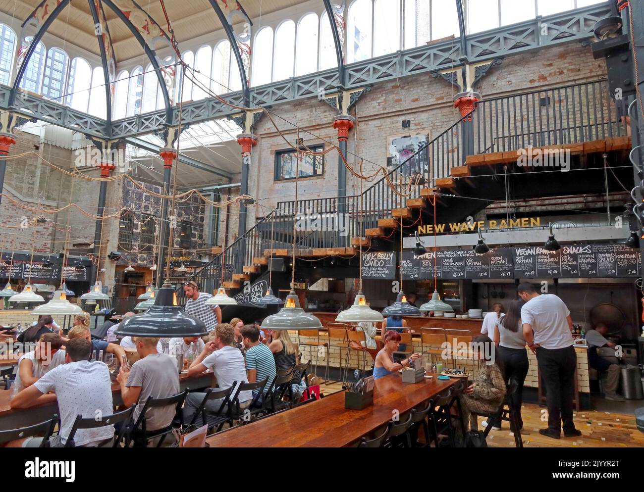 Intérieur de Mackie Mayor, tables de salle à manger communes, aire de restauration informelle, Smithfield Market Hall, 1 Eagle St, Manchester M4 5BU Banque D'Images