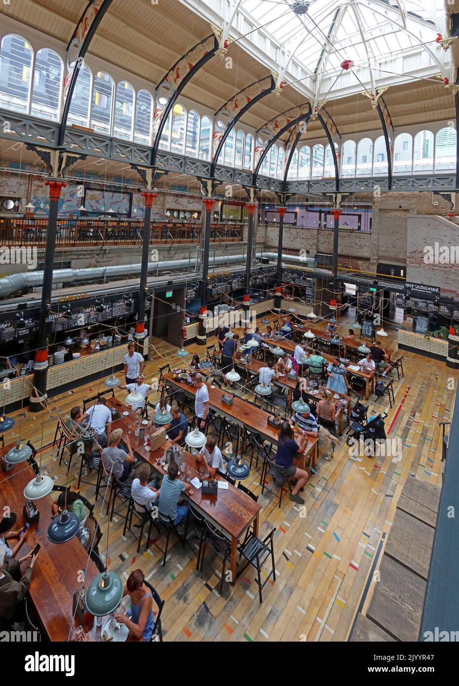 Intérieur de Mackie Mayor, tables de salle à manger communes, aire de restauration informelle, Smithfield Market Hall, 1 Eagle St, Manchester M4 5BU Banque D'Images