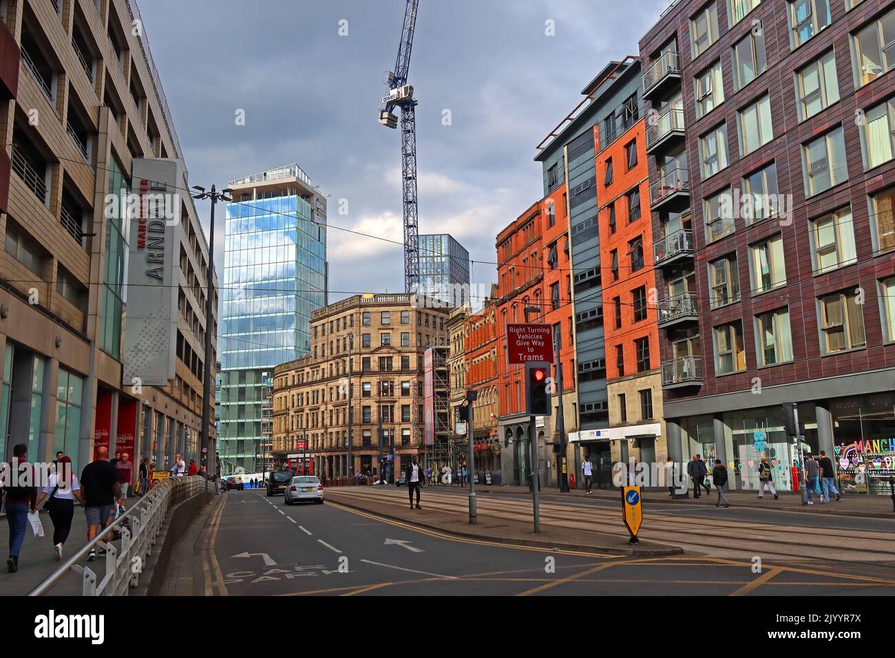 High Street & Manchester Arndale Centre / Market, Manchester, Angleterre, Royaume-Uni, M4 3AB, Avec grue de construction à Shude Hill Banque D'Images