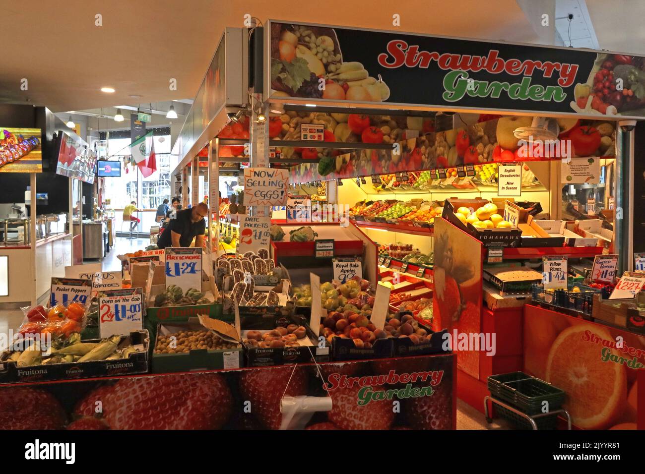 Manchester Arndale centre, Strawberry Garden fruit & veg stall dans le marché intérieur, 49 High St, Manchester, Angleterre, Royaume-Uni, M4 3AH Banque D'Images