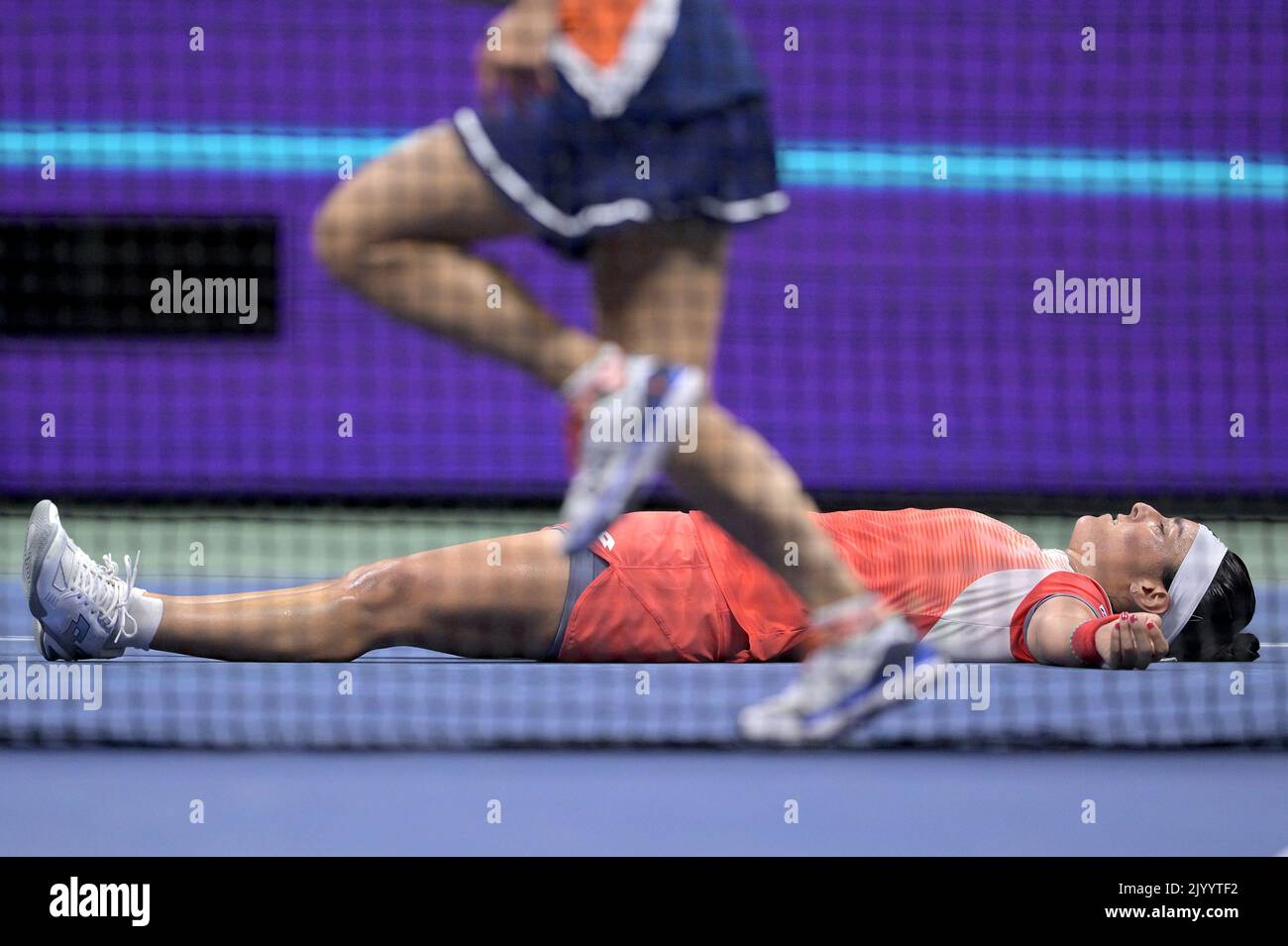 New York, États-Unis. 08th septembre 2022. Un joueur de balle passe devant l'ont Jabeur, de Tunisie, alors qu'elle réagit après avoir battu Caroline Garcia, de France, lors du match des demi-finales des championnats de tennis américains Open au centre national de tennis de l'USTA Billie Jean King à Flushing Meadows Corona Park New York, septembre 2022. (Photo par Anthony Behar/Sipa USA) crédit: SIPA USA/Alay Live News Banque D'Images