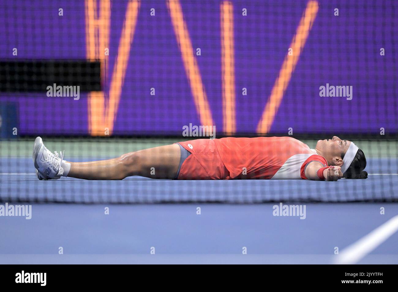 New York, États-Unis. 08th septembre 2022. ONS Jabeur, de Tunisie, réagit en étant allongé sur le terrain après avoir vaincu Caroline Garcia, de France, lors du match des demi-finales des championnats américains de tennis Open au Centre national de tennis de l'USTA Billie Jean King à Flushing Meadows Corona Park New York, septembre 2022. (Photo par Anthony Behar/Sipa USA) crédit: SIPA USA/Alay Live News Banque D'Images