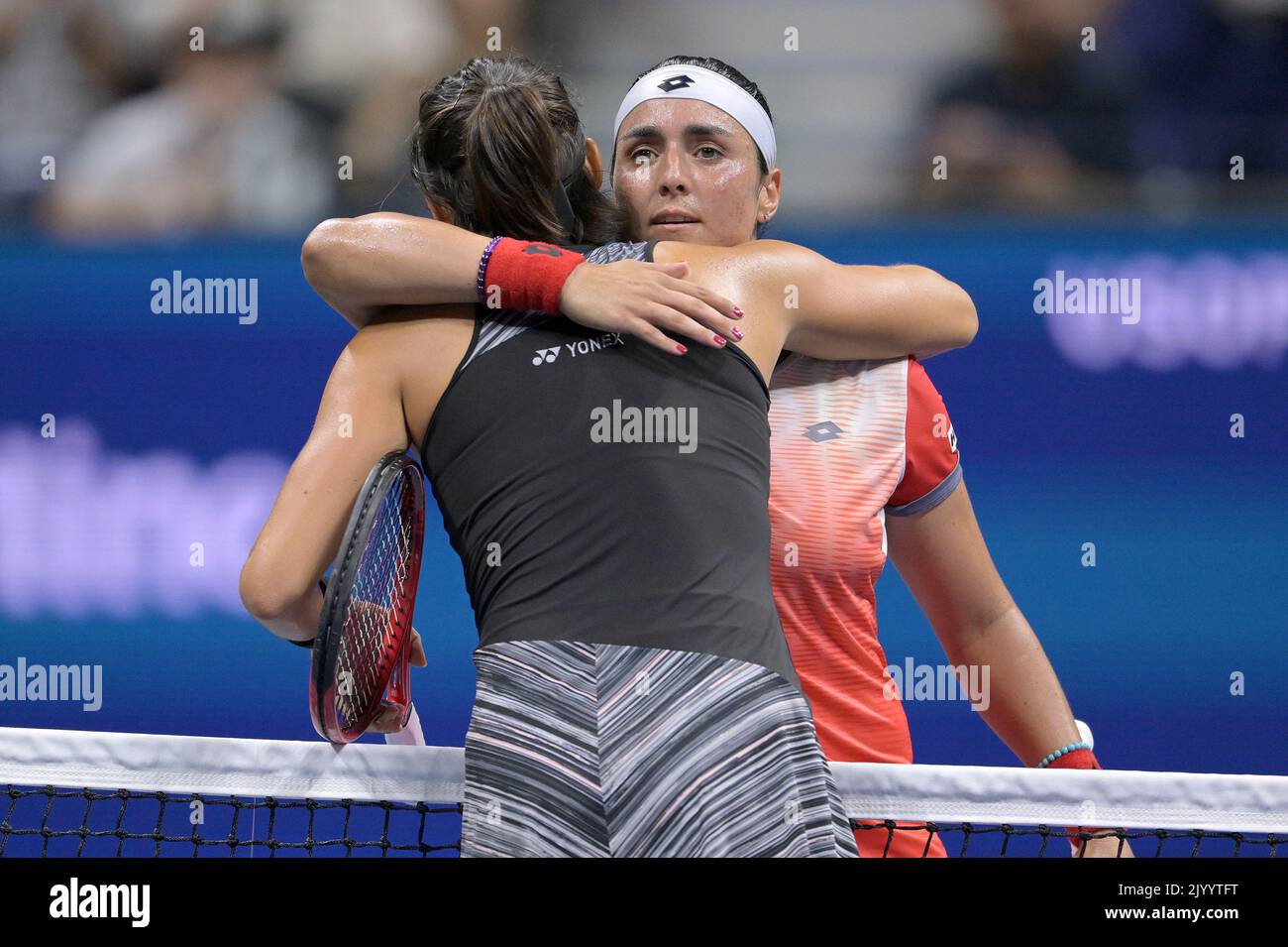 New York, États-Unis. 08th septembre 2022. ONS Jabeur (r), de Tunisie, épouse Caroline Garcia (l), de France, après l'avoir battue dans le match des demi-finales des championnats de tennis américains Open au centre national de tennis de l'USTA Billie Jean King à Flushing Meadows Corona Park New York, septembre 2022. (Photo par Anthony Behar/Sipa USA) crédit: SIPA USA/Alay Live News Banque D'Images