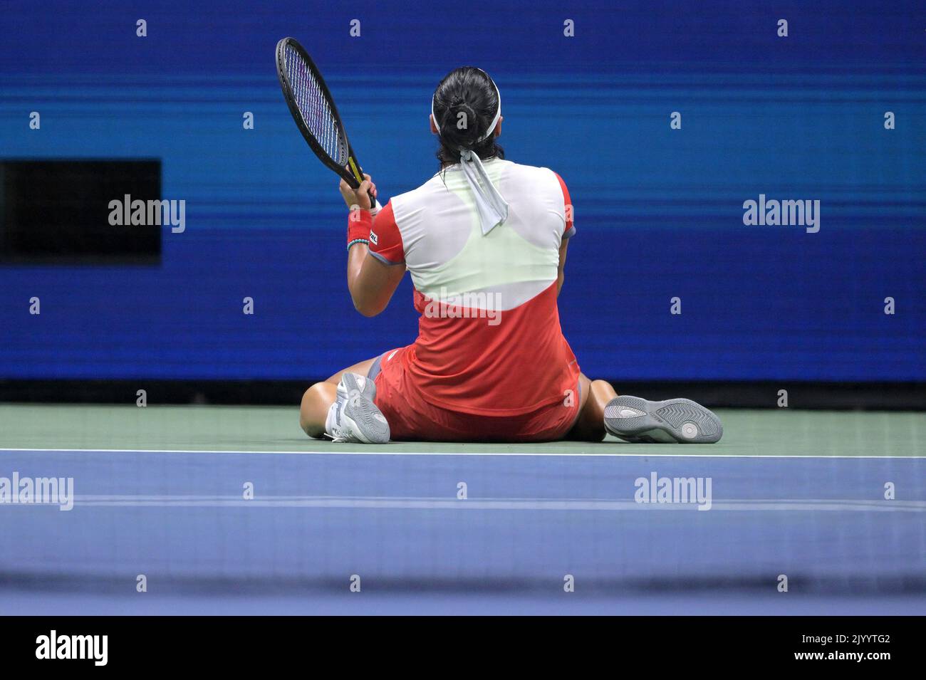 New York, États-Unis. 08th septembre 2022. ONS Jabeur, de Tunisie, siège sur le terrain après avoir battu Caroline Garcia, de France, dans le match des demi-finales des championnats de tennis américains Open au centre national de tennis de l'USTA Billie Jean King à Flushing Meadows Corona Park New York, septembre 2022. (Photo par Anthony Behar/Sipa USA) crédit: SIPA USA/Alay Live News Banque D'Images