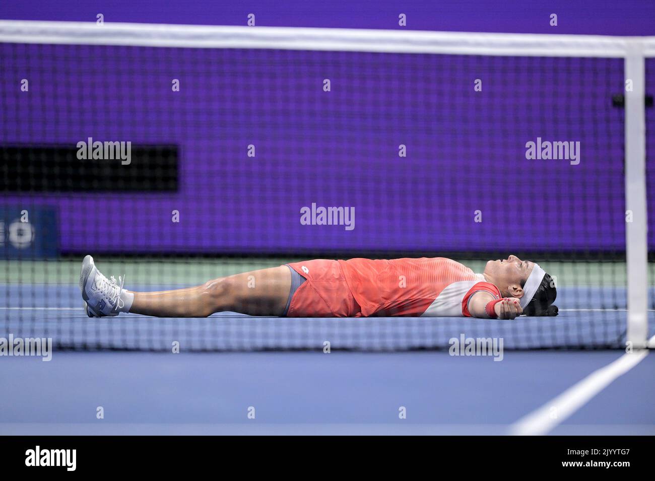 New York, États-Unis. 08th septembre 2022. ONS Jabeur, de Tunisie, réagit en étant allongé sur le terrain après avoir vaincu Caroline Garcia, de France, lors du match des demi-finales des championnats américains de tennis Open au Centre national de tennis de l'USTA Billie Jean King à Flushing Meadows Corona Park New York, septembre 2022. (Photo par Anthony Behar/Sipa USA) crédit: SIPA USA/Alay Live News Banque D'Images