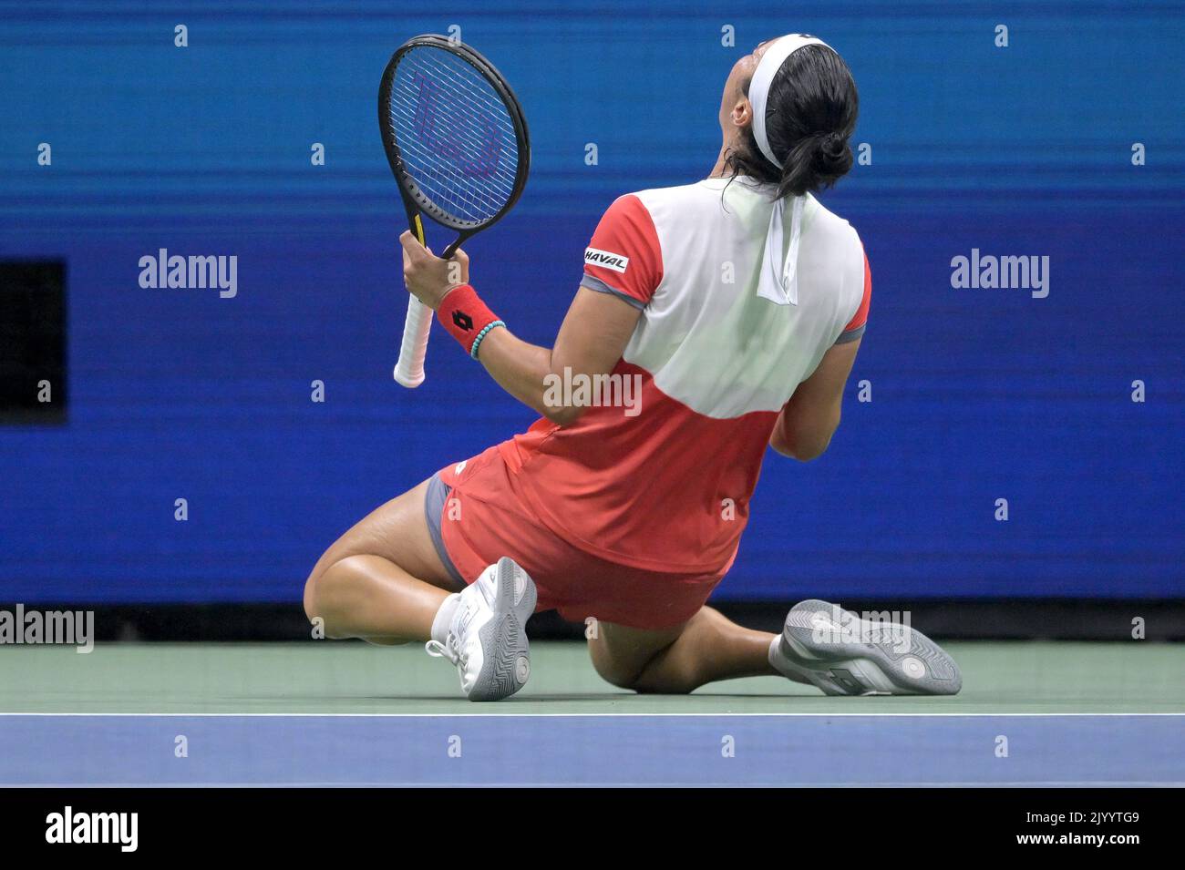 New York, États-Unis. 08th septembre 2022. Aons Jabeur, de Tunisie, s'agenouille sur le court après avoir battu Caroline Garcia, de France, dans le match des demi-finales des championnats de tennis américains Open au centre national de tennis de l'USTA Billie Jean King à Flushing Meadows Corona Park New York, septembre 2022. (Photo par Anthony Behar/Sipa USA) crédit: SIPA USA/Alay Live News Banque D'Images