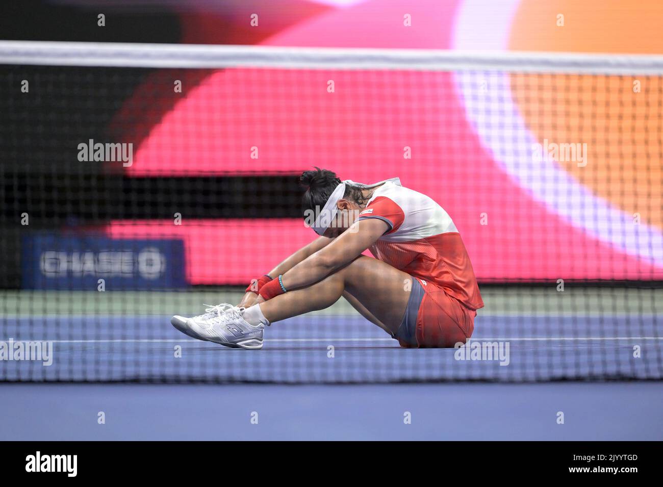 New York, États-Unis. 08th septembre 2022. ONS Jabeur, de Tunisie, réagit en étant assis sur le terrain après avoir vaincu Caroline Garcia, de France, lors du match des demi-finales des championnats de tennis américains Open au centre national de tennis de l'USTA Billie Jean King à Flushing Meadows Corona Park New York, septembre 2022. (Photo par Anthony Behar/Sipa USA) crédit: SIPA USA/Alay Live News Banque D'Images