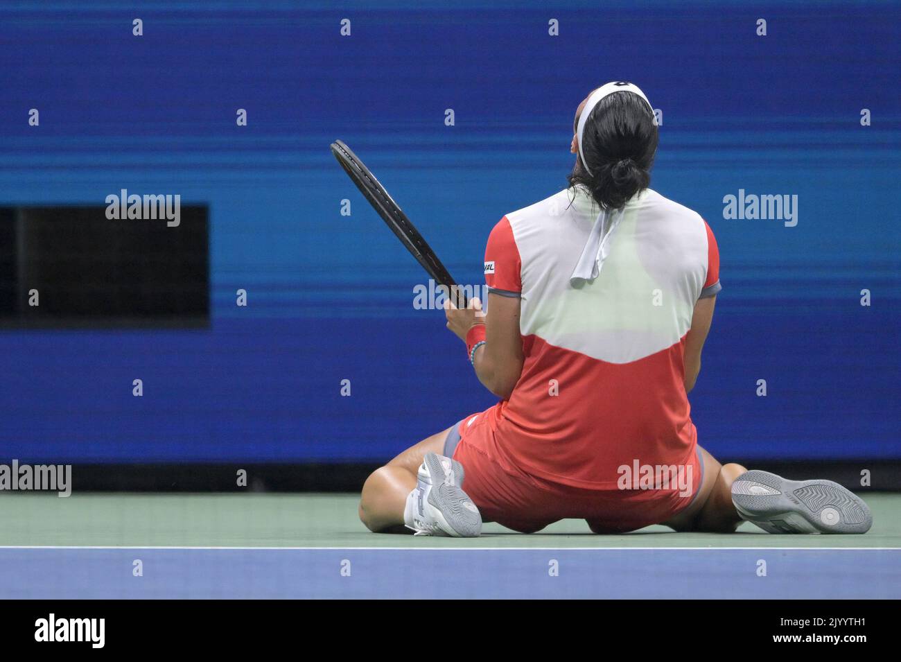 New York, États-Unis. 08th septembre 2022. ONS Jabeur, de Tunisie, réagit en étant assis sur le terrain après avoir vaincu Caroline Garcia, de France, lors du match des demi-finales des championnats de tennis américains Open au centre national de tennis de l'USTA Billie Jean King à Flushing Meadows Corona Park New York, septembre 2022. (Photo par Anthony Behar/Sipa USA) crédit: SIPA USA/Alay Live News Banque D'Images