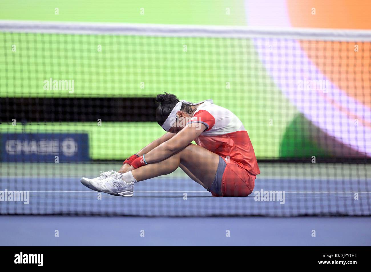 New York, États-Unis. 08th septembre 2022. ONS Jabeur, de Tunisie, réagit en étant assis sur le terrain après avoir vaincu Caroline Garcia, de France, lors du match des demi-finales des championnats de tennis américains Open au centre national de tennis de l'USTA Billie Jean King à Flushing Meadows Corona Park New York, septembre 2022. (Photo par Anthony Behar/Sipa USA) crédit: SIPA USA/Alay Live News Banque D'Images