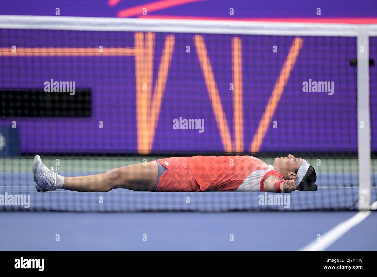 New York, États-Unis. 08th septembre 2022. ONS Jabeur, de Tunisie, réagit en étant allongé sur le terrain après avoir vaincu Caroline Garcia, de France, lors du match des demi-finales des championnats américains de tennis Open au Centre national de tennis de l'USTA Billie Jean King à Flushing Meadows Corona Park New York, septembre 2022. (Photo par Anthony Behar/Sipa USA) crédit: SIPA USA/Alay Live News Banque D'Images