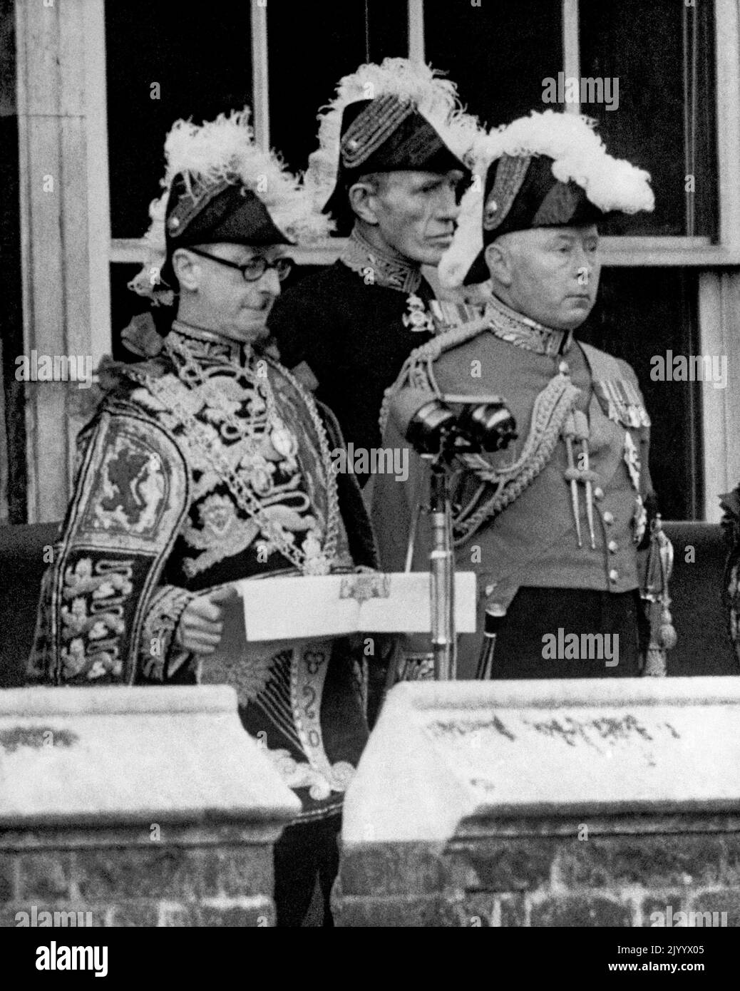 Photo du dossier datée du 8/2/1952 du roi d'armes Garter, Sir George Bellew, lit la première proclamation publique de l'accession de la reine Elizabeth II, à la cour Friary, au Palais Saint-James. À droite se trouve le comte Maréchal d'Angleterre, le duc de Norfolk. Le lendemain de la mort de la Reine, le Conseil d'accession se réunira au Palais Saint-Jacques pour proclamer officiellement Charles comme nouveau souverain. Date de publication : vendredi 9 septembre 2022. Banque D'Images