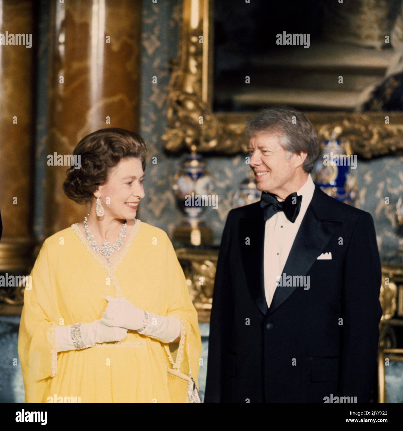 Photo du dossier datée du 7/5/1977 de la Reine avec le président américain Jimmy carter lors d'un dîner d'État au palais de Buckingham. Date de publication : vendredi 9 septembre 2022. Banque D'Images