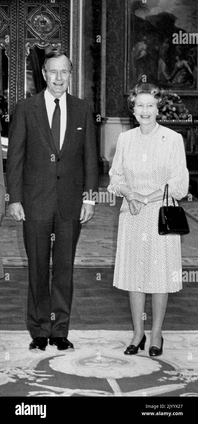 Photo du dossier datée du 1/6/1989 du président américain George Bush se trouve à côté de la reine Elizabeth II, dans la salle des images de Buckingham Palace. Date de publication : vendredi 9 septembre 2022. Banque D'Images