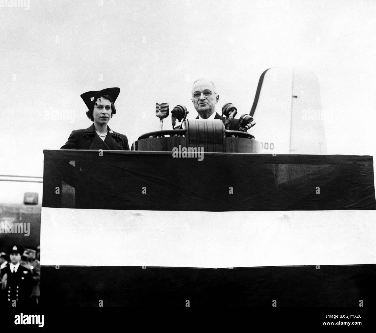 Photo du dossier datée du 4/11/1951 du président Harry Truman accueillant sa invitée la princesse Elizabeth à Washington D.C., à son arrivée. Date de publication : vendredi 9 septembre 2022. Banque D'Images