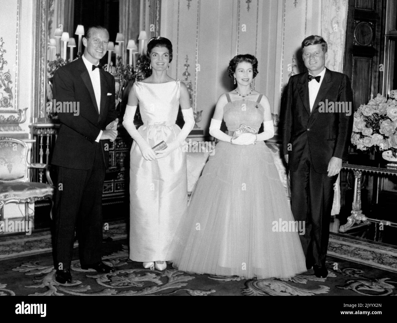 Photo du dossier datée du 05/06/1961, du président américain John Kennedy (à droite) et de son épouse Jacqueline (deuxième à gauche) en photo avec la reine Elizabeth II (deuxième à droite) et le duc d'Édimbourg (à gauche) au palais de Buckingham, à Londres. Date de publication : vendredi 9 septembre 2022. Banque D'Images