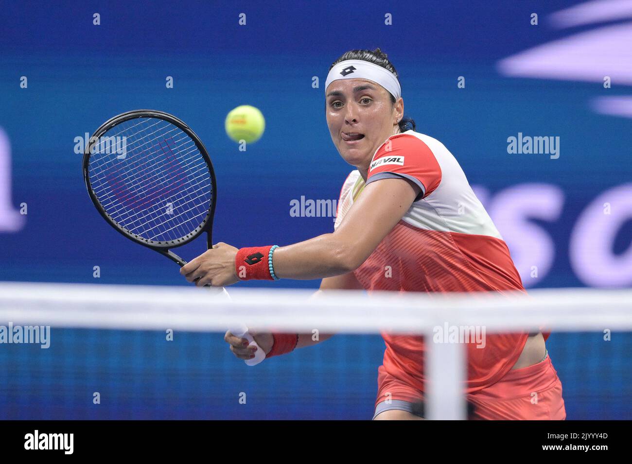 New York, États-Unis. 08th septembre 2022. ONS Jabeur, de Tunisie, retourne un tir sur le net en jouant contre Caroline Garcia, de France, pendant le match des demi-finales des championnats de tennis américains Open au centre national de tennis de l'USTA Billie Jean King à Flushing Meadows Corona Park New York, 8 septembre 2022. (Photo par Anthony Behar/Sipa USA) crédit: SIPA USA/Alay Live News Banque D'Images