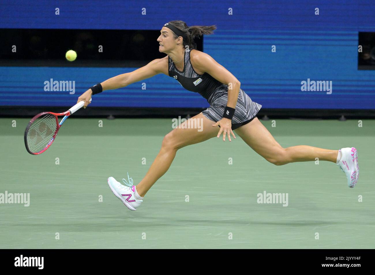 New York, États-Unis. 08th septembre 2022. Caroline Garcia, de France, tente de retourner un tir en jouant contre l'ont Jabeur, de Tunisie, pendant le match des demi-finales des championnats de tennis américains Open au centre national de tennis de l'USTA Billie Jean King à Flushing Meadows Corona Park New York, 8 septembre 2022. (Photo par Anthony Behar/Sipa USA) crédit: SIPA USA/Alay Live News Banque D'Images