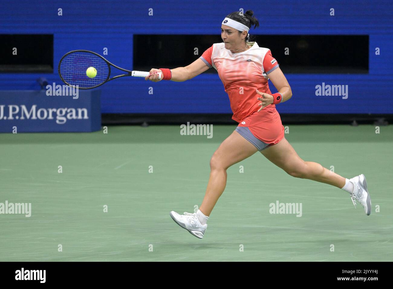 New York, États-Unis. 08th septembre 2022. ONS Jabeur, de Tunisie, retourne un tir en jouant contre Caroline Garcia, de France, pendant le match des demi-finales des championnats de tennis américains Open au centre national de tennis de l'USTA Billie Jean King à Flushing Meadows Corona Park New York, 8 septembre 2022. (Photo par Anthony Behar/Sipa USA) crédit: SIPA USA/Alay Live News Banque D'Images