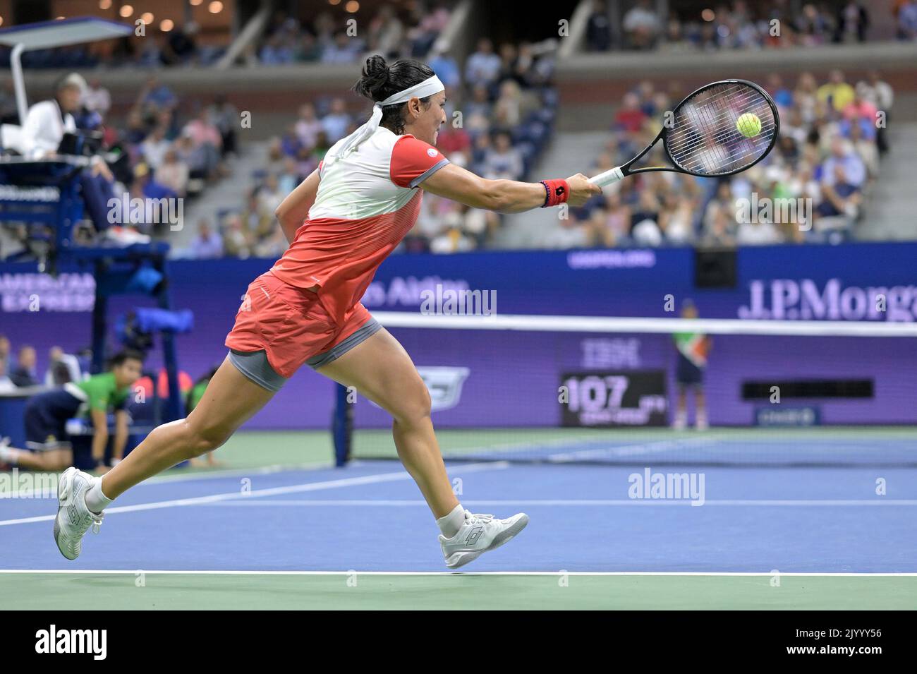 New York, États-Unis. 08th septembre 2022. ONS Jabeur, de Tunisie, retourne un tir en jouant contre Caroline Garcia, de France, pendant le match des demi-finales des championnats de tennis américains Open au centre national de tennis de l'USTA Billie Jean King à Flushing Meadows Corona Park New York, 8 septembre 2022. (Photo par Anthony Behar/Sipa USA) crédit: SIPA USA/Alay Live News Banque D'Images