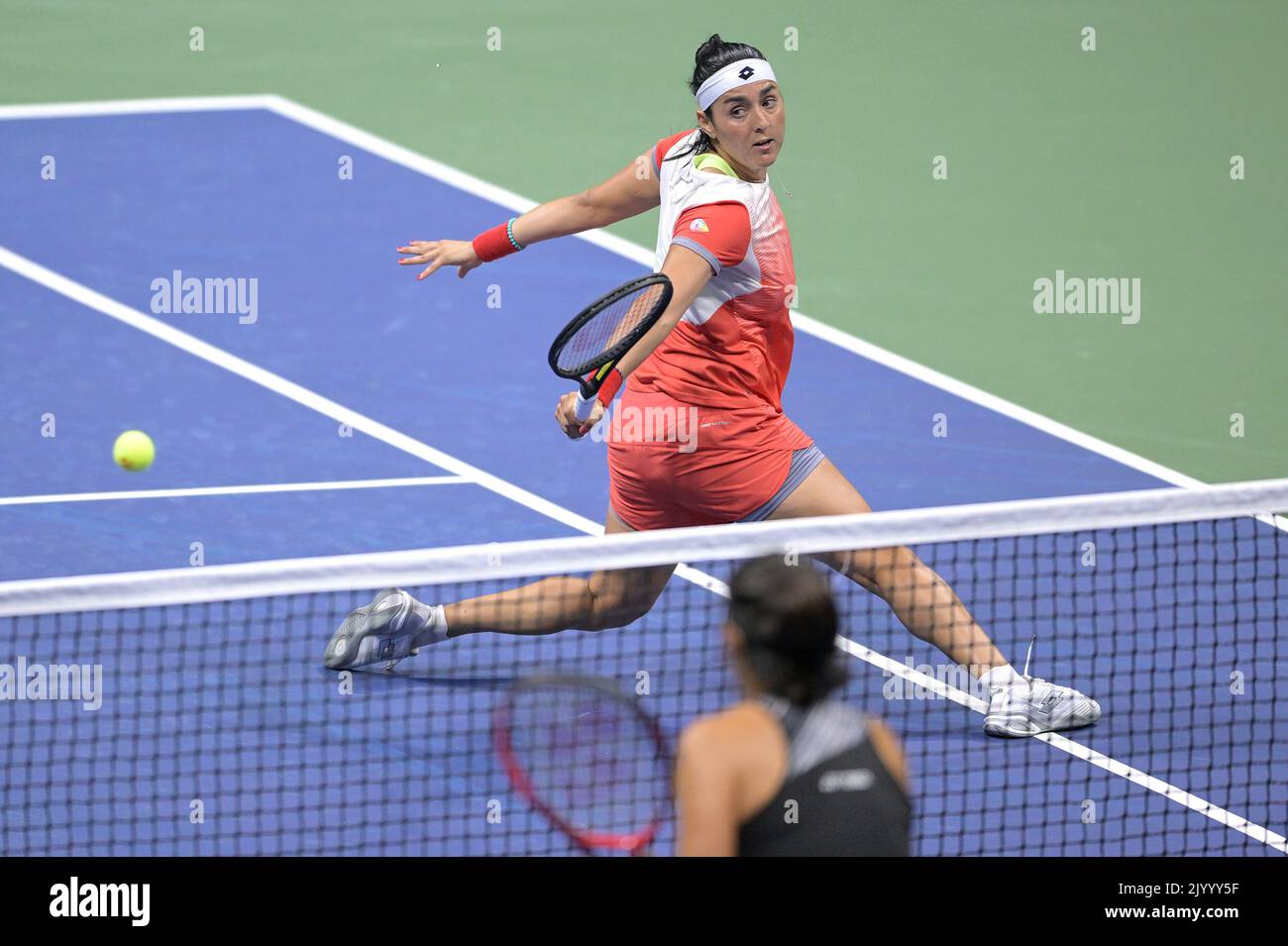 New York, États-Unis. 08th septembre 2022. ONS Jabeur, de Tunisie, retourne un tir sur le net en jouant contre Caroline Garcia, de France, pendant le match des demi-finales des championnats de tennis américains Open au centre national de tennis de l'USTA Billie Jean King à Flushing Meadows Corona Park New York, 8 septembre 2022. (Photo par Anthony Behar/Sipa USA) crédit: SIPA USA/Alay Live News Banque D'Images