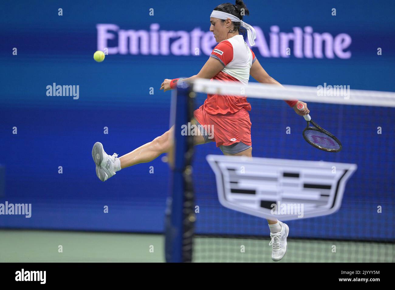 New York, États-Unis. 08th septembre 2022. ONS Jabeur, de Tunisie, joue un ballon de tennis contre Caroline Garcia, de France, lors du match des demi-finales des championnats de tennis américains à l'USTA Billie Jean King National tennis Centre à Flushing Meadows Corona Park New York, 8 septembre 2022. (Photo par Anthony Behar/Sipa USA) crédit: SIPA USA/Alay Live News Banque D'Images