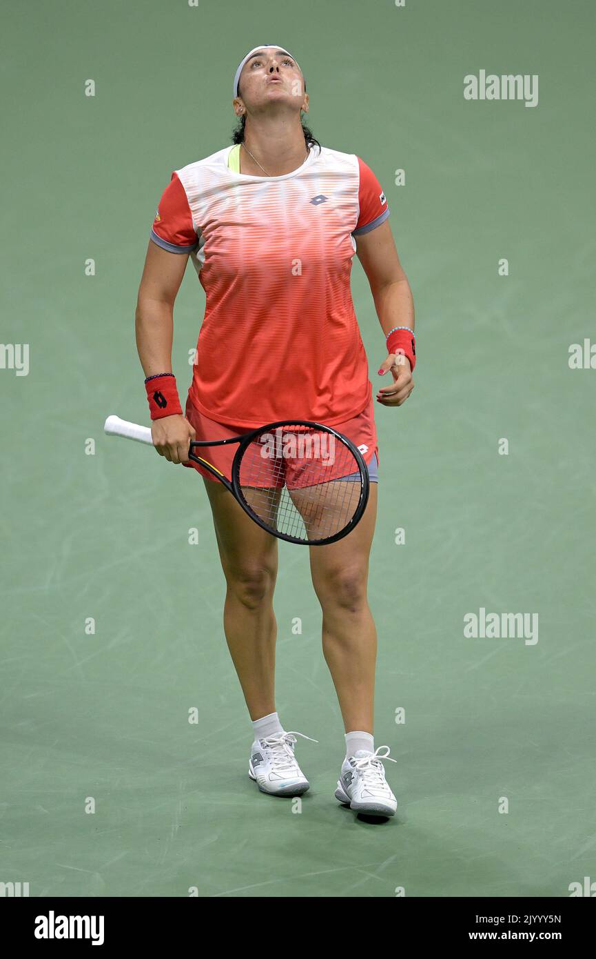 New York, États-Unis. 08th septembre 2022. ONS Jabeur, de Tunisie, réagit en jouant contre Caroline Garcia, de France, lors du match des demi-finales des championnats de tennis américains Open au Centre national de tennis de l'USTA Billie Jean King à Flushing Meadows Corona Park New York, 8 septembre 2022. (Photo par Anthony Behar/Sipa USA) crédit: SIPA USA/Alay Live News Banque D'Images