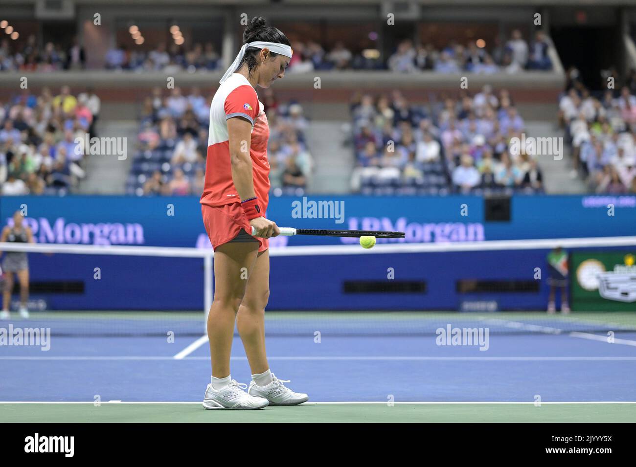 New York, États-Unis. 08th septembre 2022. ONS Jabeur, de Tunisie, se prépare à servir contre Caroline Garcia, de France, lors du match des demi-finales des championnats américains de tennis ouvert au Centre national de tennis de l'USTA Billie Jean King à Flushing Meadows Corona Park New York, 8 septembre 2022. (Photo par Anthony Behar/Sipa USA) crédit: SIPA USA/Alay Live News Banque D'Images