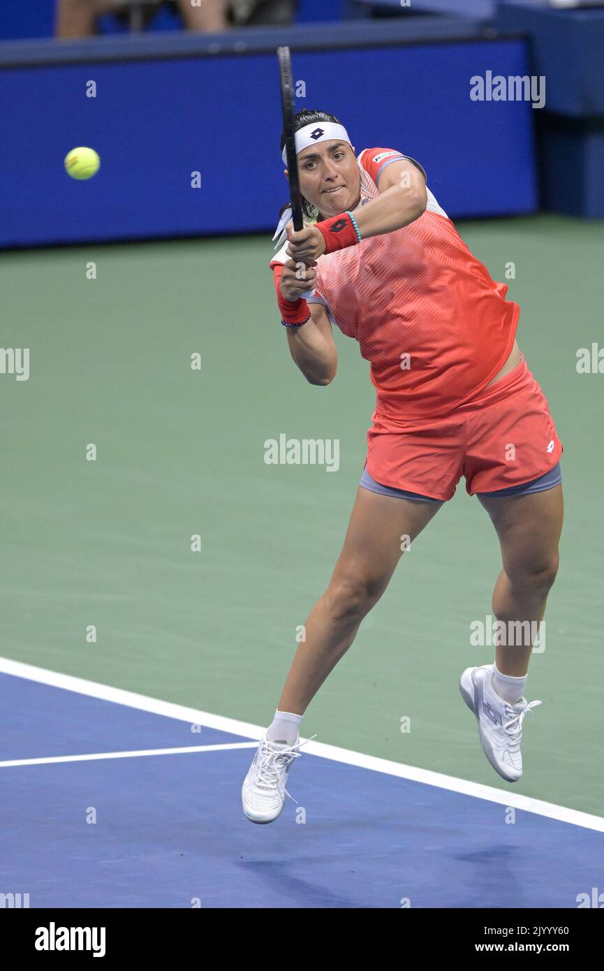 New York, États-Unis. 08th septembre 2022. ONS Jabeur, de Tunisie, retourne un tir en jouant contre Caroline Garcia, de France, pendant le match des demi-finales des championnats de tennis américains Open au centre national de tennis de l'USTA Billie Jean King à Flushing Meadows Corona Park New York, 8 septembre 2022. (Photo par Anthony Behar/Sipa USA) crédit: SIPA USA/Alay Live News Banque D'Images
