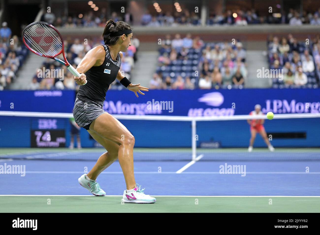 New York, États-Unis. 08th septembre 2022. Caroline Garcia, de France, retourne un tir en jouant contre l'ont Jabeur, de Tunisie, pendant le match des demi-finales des championnats de tennis américains Open au centre national de tennis de Billie Jean King de l'USTA à Flushing Meadows Corona Park New York, 8 septembre 2022. (Photo par Anthony Behar/Sipa USA) crédit: SIPA USA/Alay Live News Banque D'Images