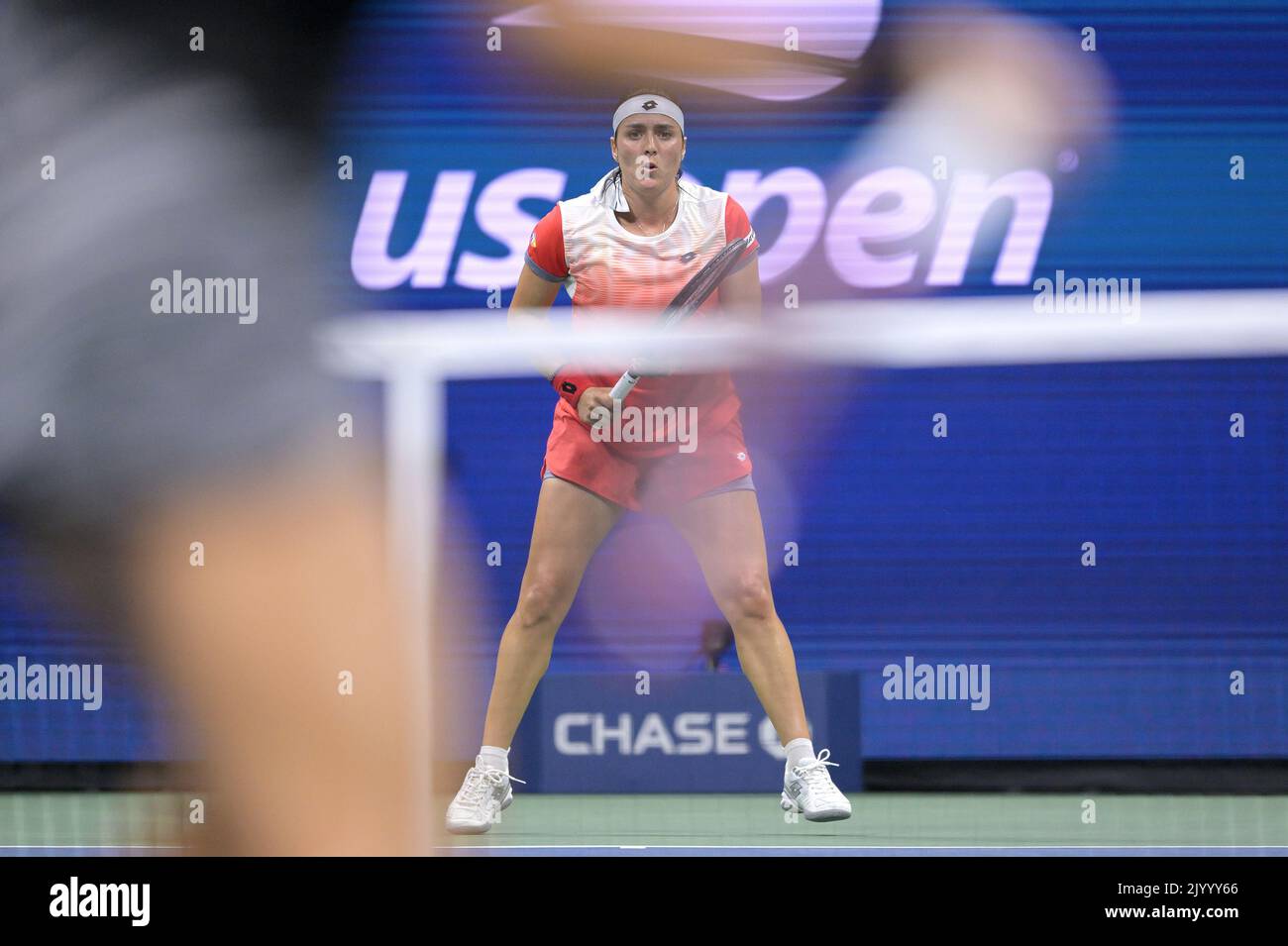 New York, États-Unis. 08th septembre 2022. ONS Jabeur, de Tunisie, attend un service en jouant contre Caroline Garcia, de France, pendant le match des demi-finales des championnats de tennis américains Open au centre national de tennis de l'USTA Billie Jean King à Flushing Meadows Corona Park New York, 8 septembre 2022. (Photo par Anthony Behar/Sipa USA) crédit: SIPA USA/Alay Live News Banque D'Images