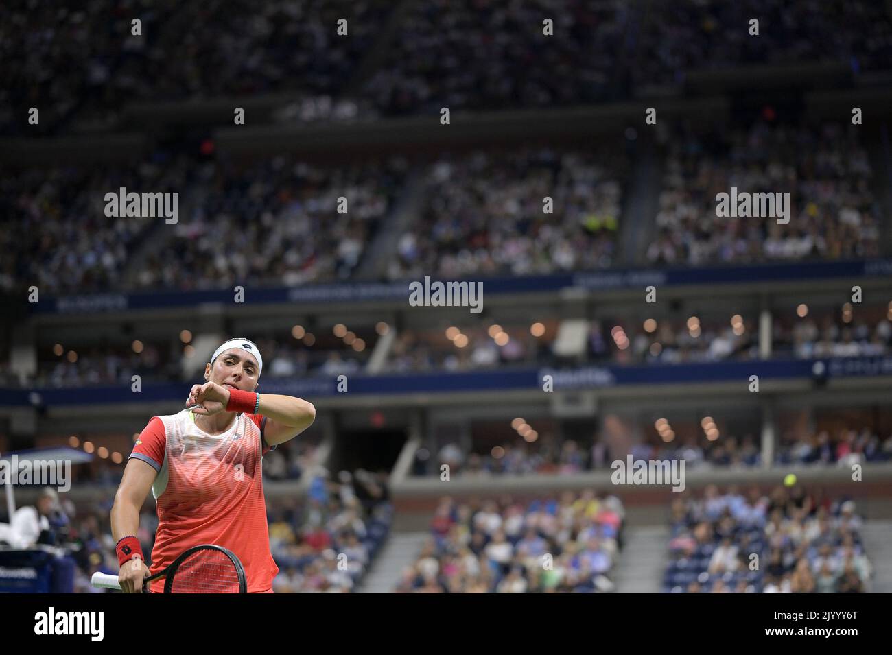 New York, États-Unis. 08th septembre 2022. Arons Jabeur, de Tunisie, se balaye contre Caroline Garcia, de France, lors du match des demi-finales des championnats de tennis américains à l'USTA Billie Jean King National tennis Centre à Flushing Meadows Corona Park New York, 8 septembre 2022. (Photo par Anthony Behar/Sipa USA) crédit: SIPA USA/Alay Live News Banque D'Images