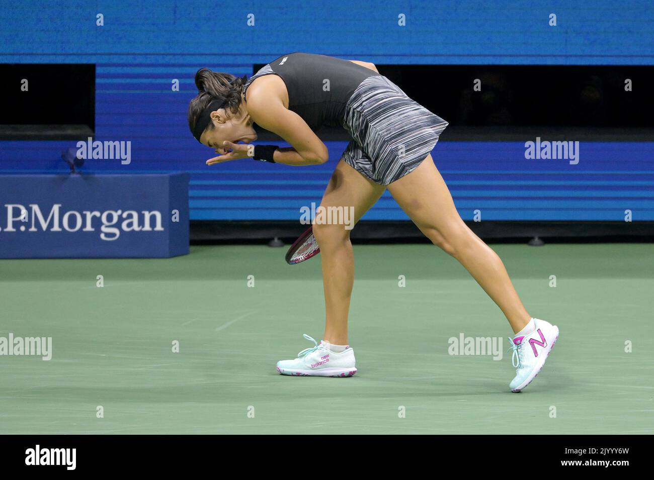 New York, États-Unis. 08th septembre 2022. Caroline Garcia, de France, réagit en jouant contre l'ont Jabeur, de Tunisie, lors du match des demi-finales des championnats américains de tennis ouvert au Centre national de tennis de Billie Jean King de l'USTA à Flushing Meadows Corona Park New York, 8 septembre 2022. (Photo par Anthony Behar/Sipa USA) crédit: SIPA USA/Alay Live News Banque D'Images