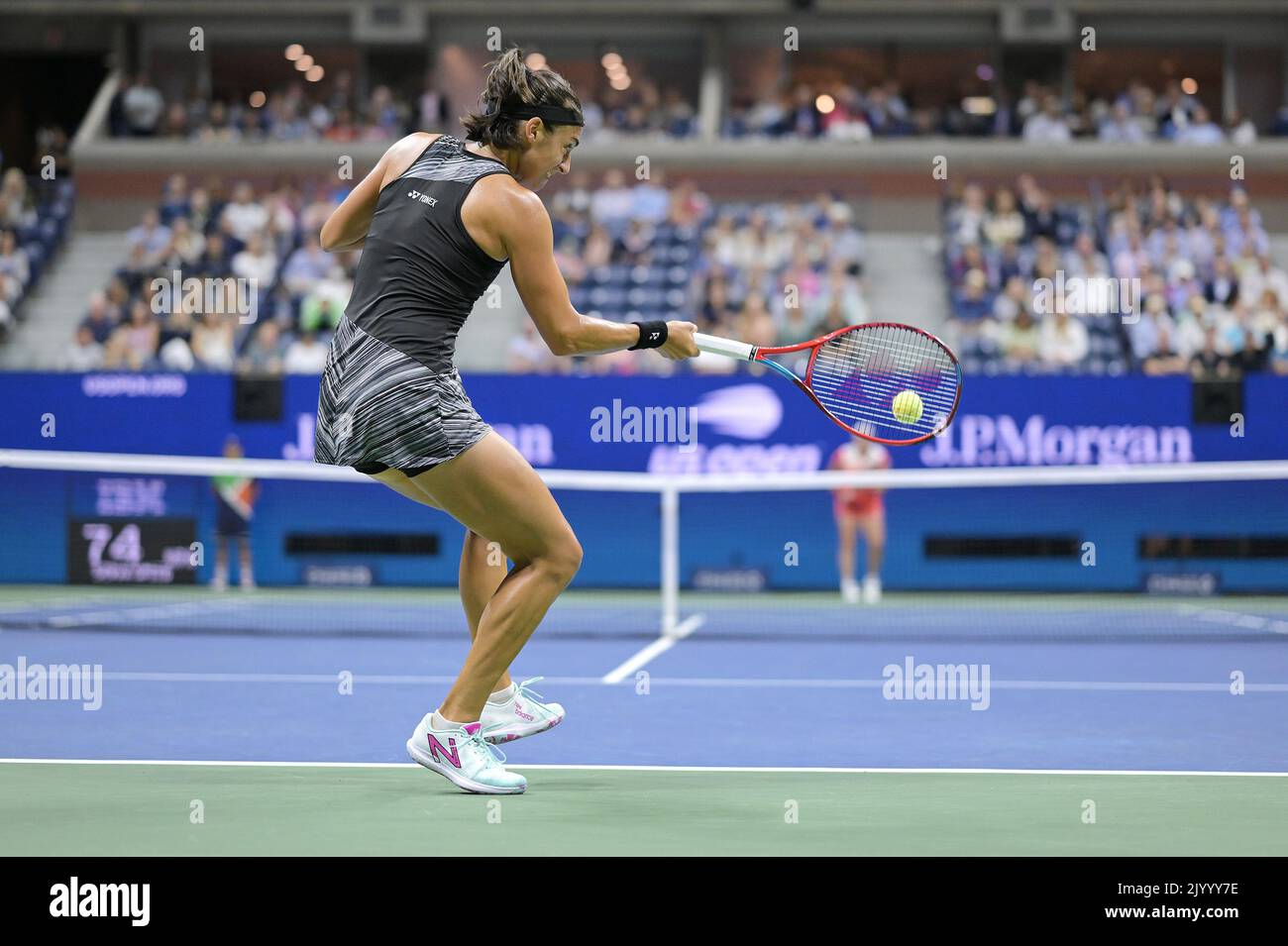 New York, États-Unis. 08th septembre 2022. Caroline Garcia, de France, retourne un tir en jouant contre l'ont Jabeur, de Tunisie, pendant le match des demi-finales des championnats de tennis américains Open au centre national de tennis de Billie Jean King de l'USTA à Flushing Meadows Corona Park New York, 8 septembre 2022. (Photo par Anthony Behar/Sipa USA) crédit: SIPA USA/Alay Live News Banque D'Images