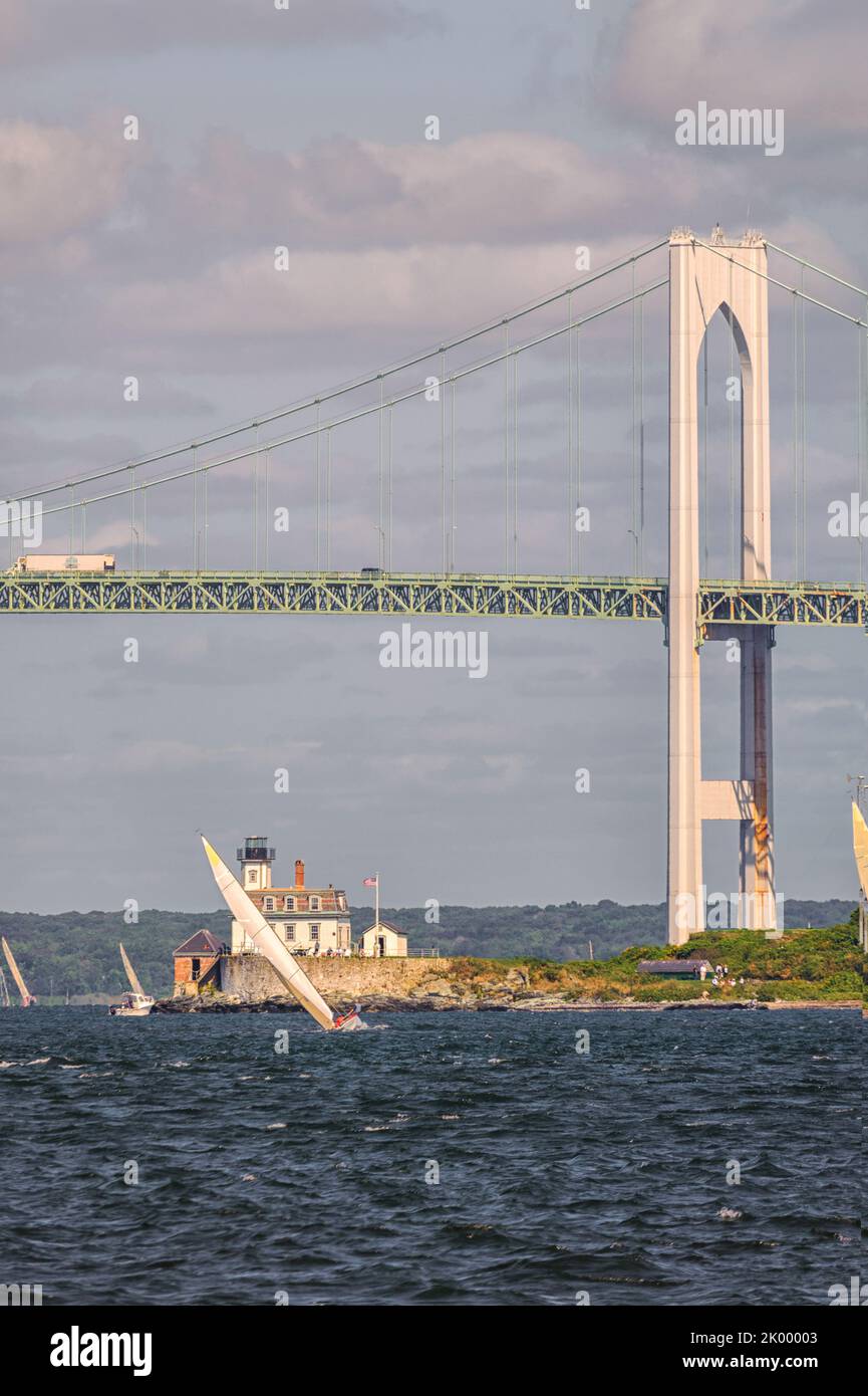 Le phare de Rose Island et le pont Claiborne Pell Newport avec des voiliers à Newport Harbour, Newport, Rhode Island à la fin de l'été, au début de l'automne. Le Banque D'Images