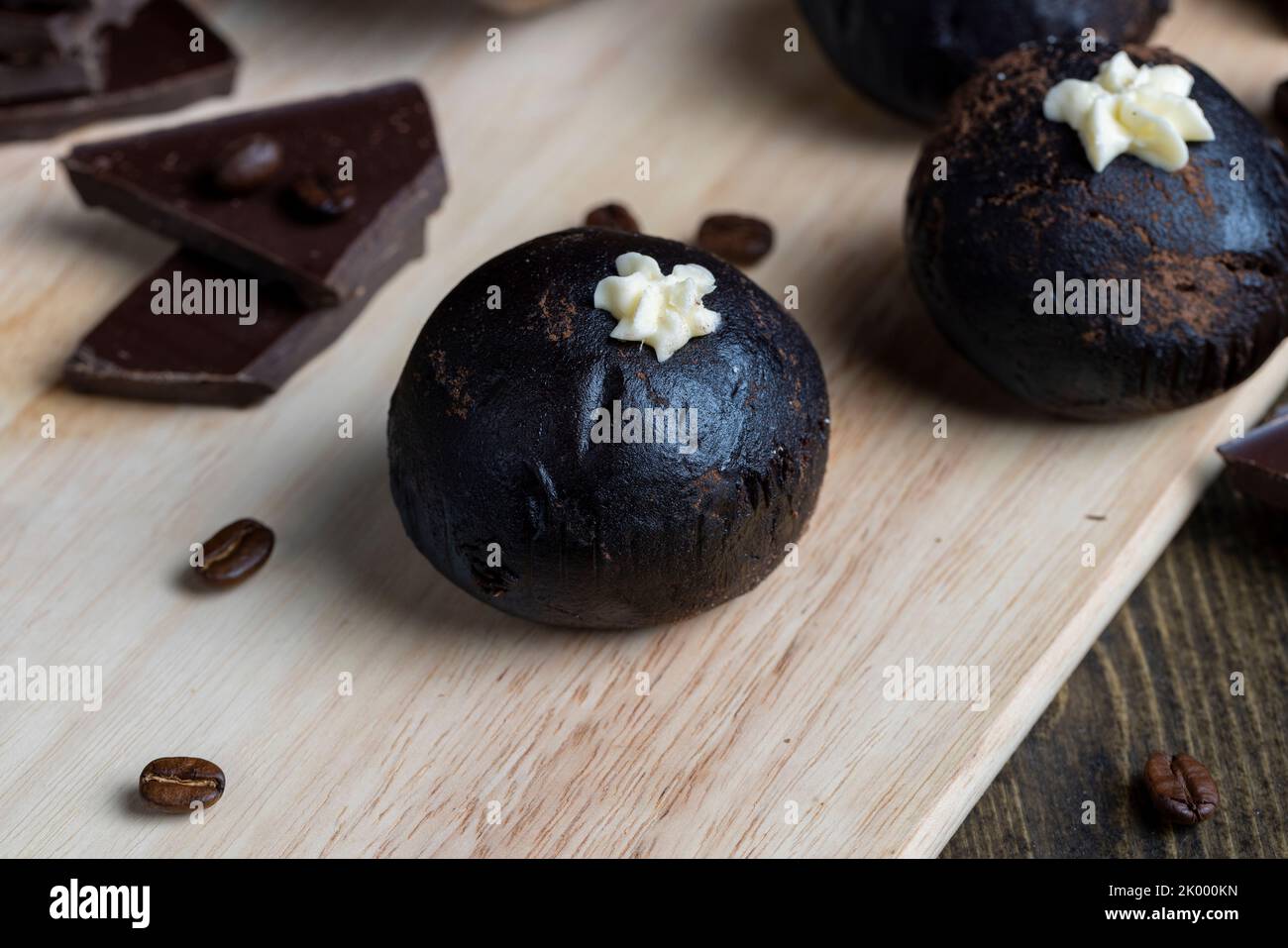 Gâteau de pommes de terre au rhum au chocolat, plat traditionnel d'Europe de l'est avec du cacao et du beurre appelé pomme de terre Banque D'Images