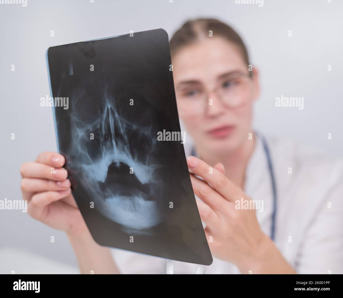 Femme médecin regardant une radiographie des sinus. Banque D'Images