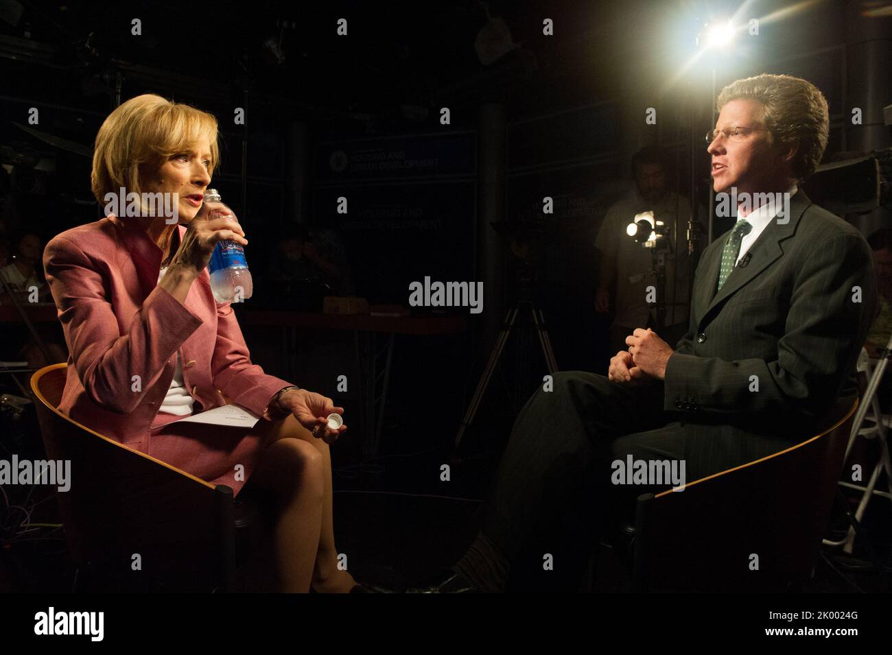 La secrétaire Shaun Donovan, interviewée par Judy Woodruff pour Bloomberg Television, au sujet du retour des limites de prêts hypothécaires garantis par le gouvernement fédéral aux niveaux antérieurs à la crise du logement. Banque D'Images