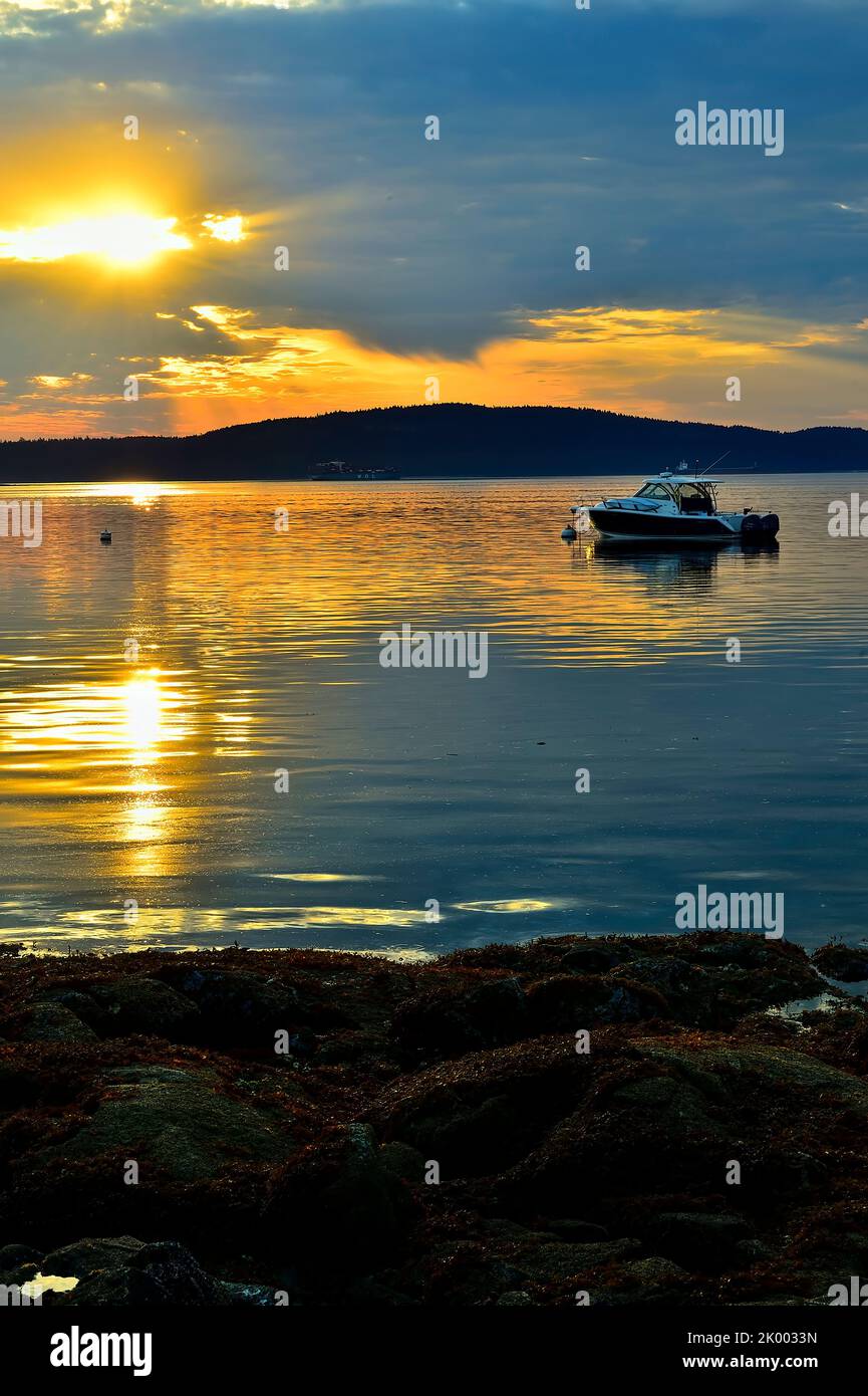 Un lever de soleil matinal sur le chenal Stewart entre les îles Gulf et Vancouver, en Colombie-Britannique, au Canada. Banque D'Images