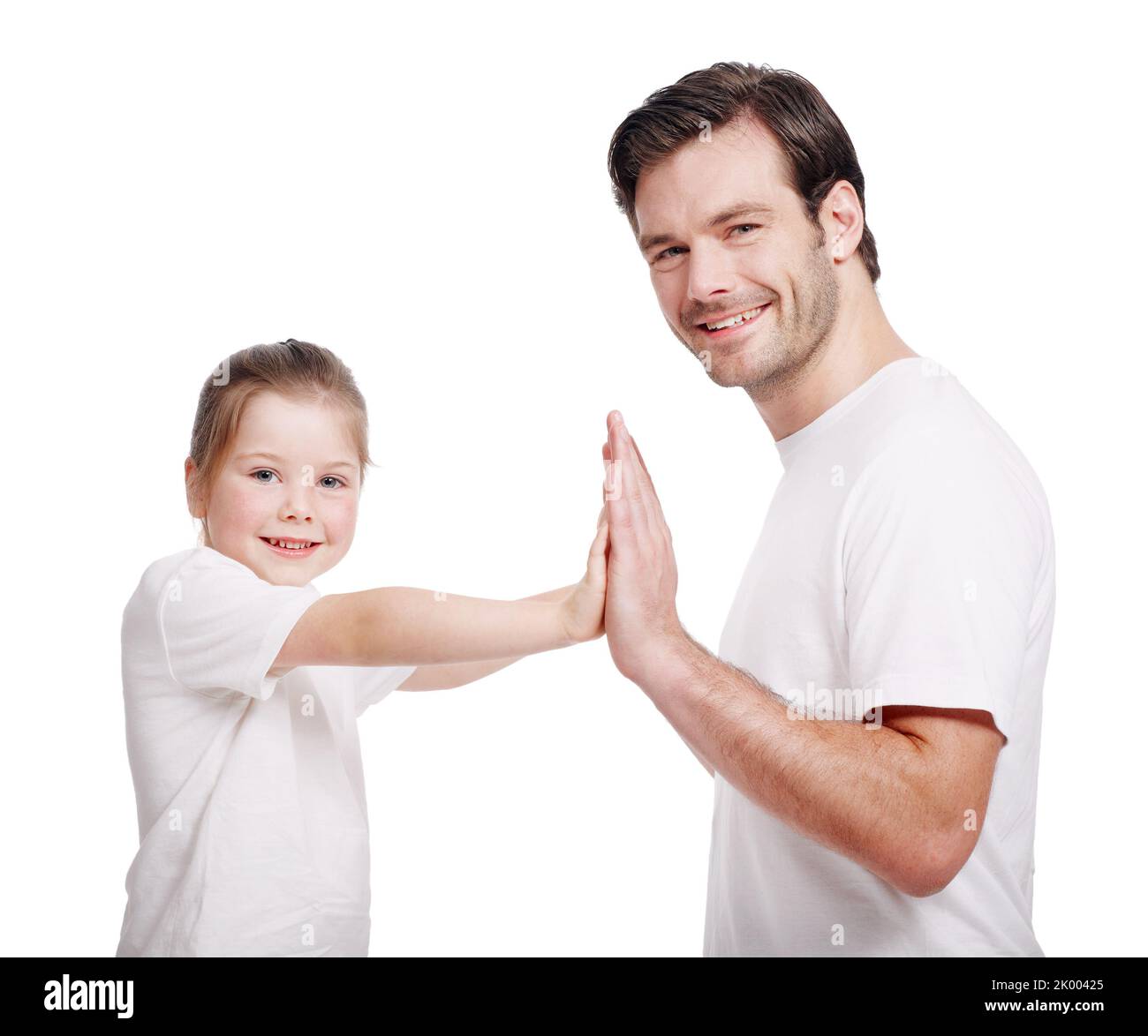 Papa et fille s'amusent. Portrait d'un jeune père et de sa petite fille jouant. Banque D'Images