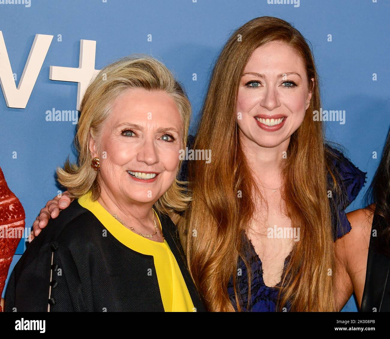 8 septembre 2022, New York L-R: Hillary Clinton, Chelsea Clinton arrive à APPLE TV Docu-series première de GUTSY, tenue au Times Center Theatre à New York, jeudi, 8 septembre 2022. Photo de Jennifer Graylock-Alamy Banque D'Images