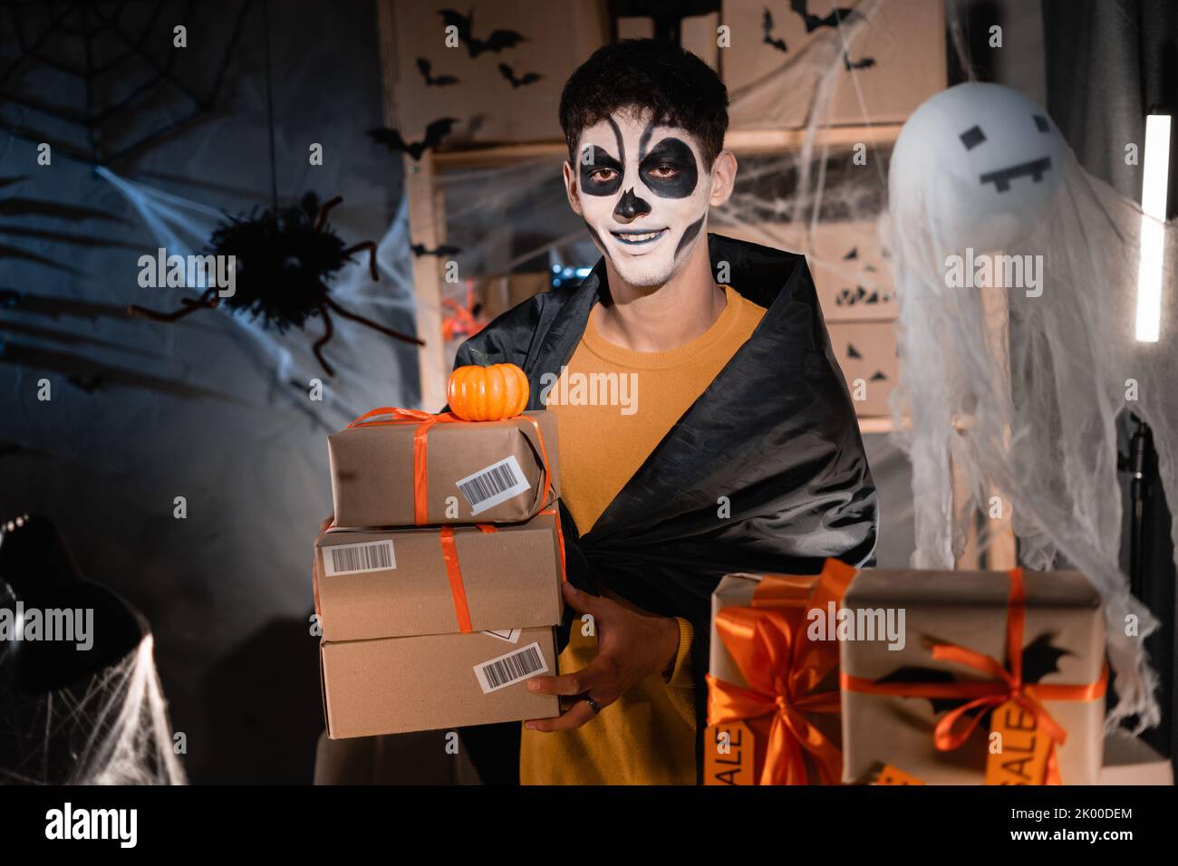 Chute propriétaire d'affaires d'expédition parlant portant le crâne d'argile blanc, le bureau à la maison de maquillage professionnel préparant la marchandise pour l'expédition. Le concept de Banque D'Images