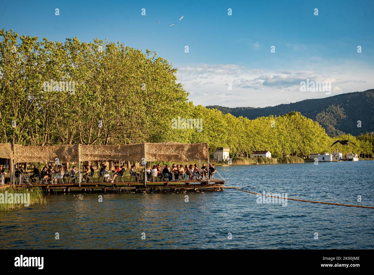 Bar restaurant terrasse au Lac de Banyoles (Estany de Banyoles). Gérone, dans le nord-est de la Catalogne, Espagne. Banque D'Images