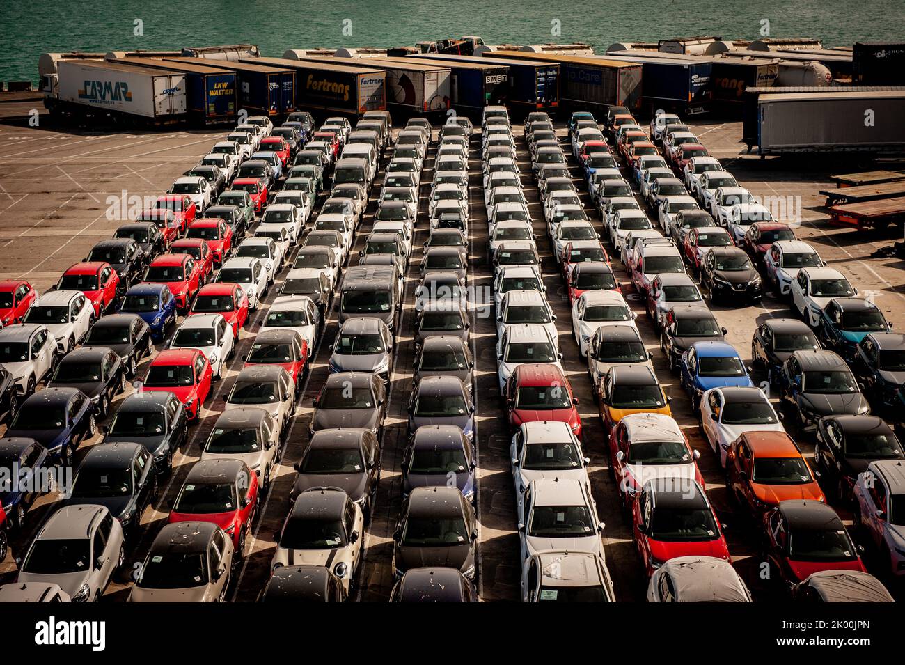 Stockage de voitures dans la zone logistique et industrielle de la Zona Franca dans le port de Barcelone, Espagne Banque D'Images