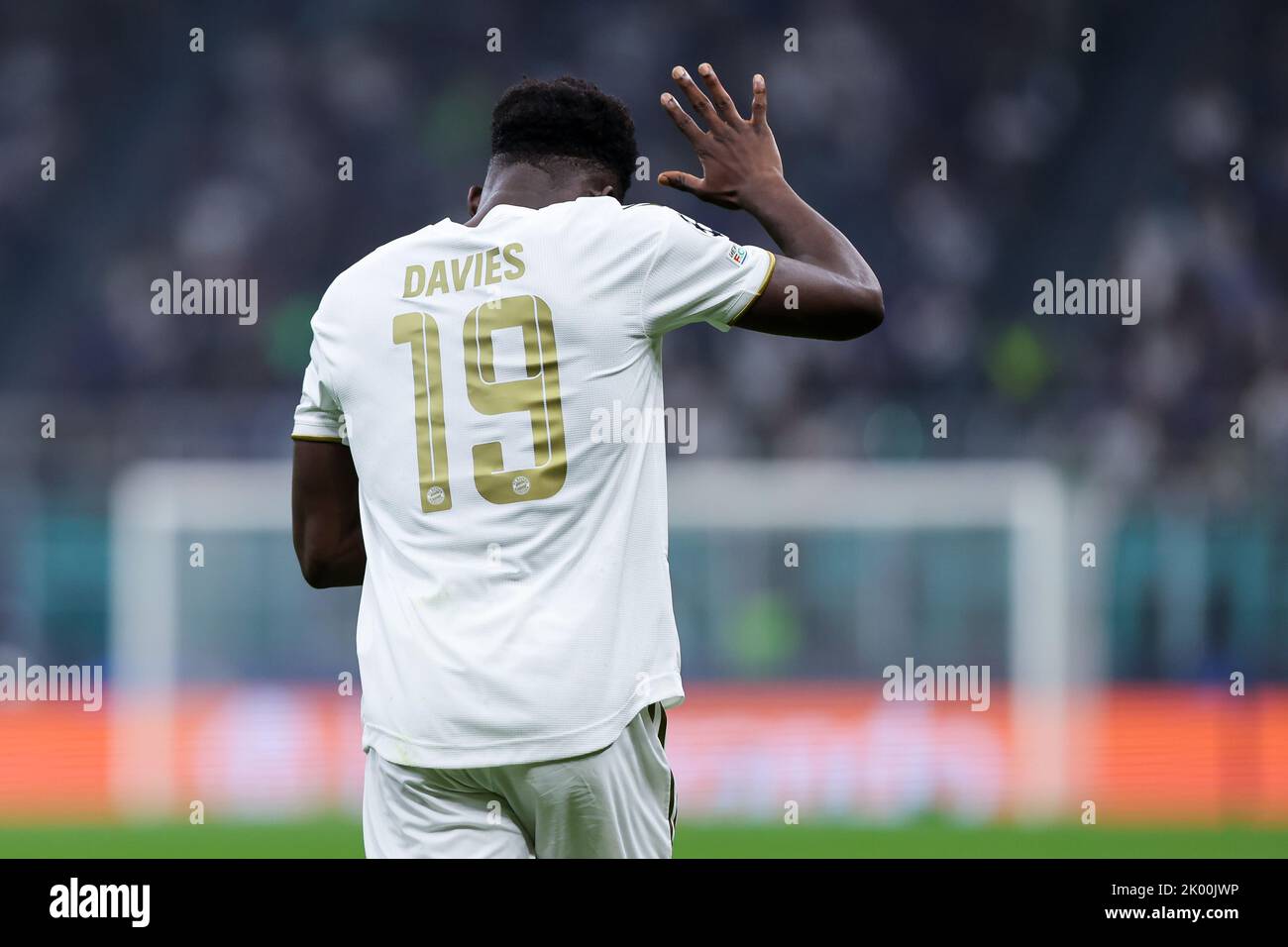 Alphonso Davies du FC Bayern Munchen gestes lors de l'UEFA Champions League 2022/23 Group Stage - match de football du groupe C entre le FC Internazionale Banque D'Images